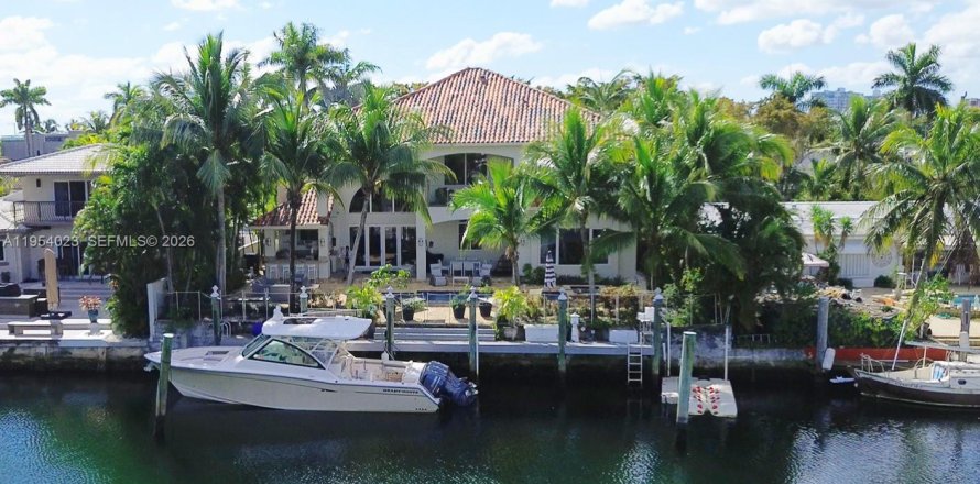 Casa en North Miami, Florida 6 dormitorios, 385.27 m2 № 2025097