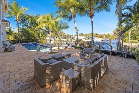 Casa en venta en North Miami, Florida, 6 dormitorios, 385.27 m2 № 2025097 - foto 9