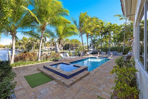 Casa en venta en North Miami, Florida, 6 dormitorios, 385.27 m2 № 2025097 - foto 17