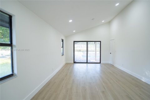 Villa ou maison à louer à Fort Myers, Floride: 3 chambres, 226.03 m2 № 1976615 - photo 17