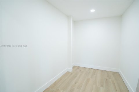 Villa ou maison à louer à Fort Myers, Floride: 3 chambres, 226.03 m2 № 1976615 - photo 20