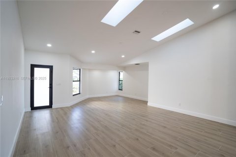 Villa ou maison à louer à Fort Myers, Floride: 3 chambres, 226.03 m2 № 1976615 - photo 3