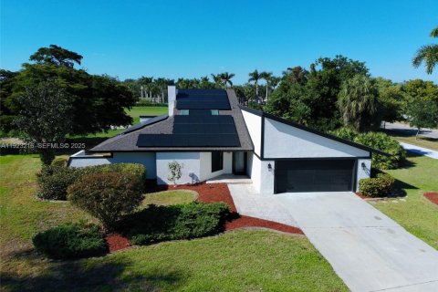 Villa ou maison à louer à Fort Myers, Floride: 3 chambres, 226.03 m2 № 1976615 - photo 1