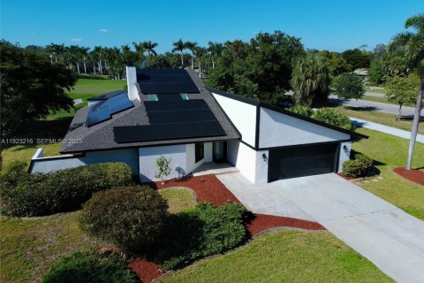 Villa ou maison à louer à Fort Myers, Floride: 3 chambres, 226.03 m2 № 1976615 - photo 2
