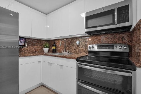 Купить кондоминиум в Хайалиа, Флорида 2 спальни, 86.03м2, № 2085401 - фото 9