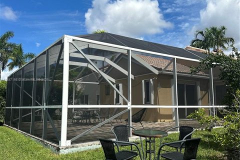 Снять в аренду виллу или дом в Уэстон, Флорида 3 спальни, 125.7м2, № 1941506 - фото 11