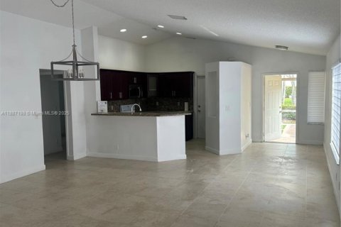 Снять в аренду виллу или дом в Уэстон, Флорида 3 спальни, 125.7м2, № 1941506 - фото 15