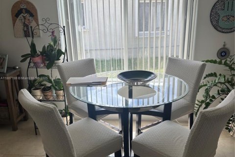 Снять в аренду виллу или дом в Уэстон, Флорида 3 спальни, 125.7м2, № 1941506 - фото 3