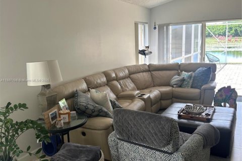 Снять в аренду виллу или дом в Уэстон, Флорида 3 спальни, 125.7м2, № 1941506 - фото 4