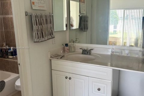 Снять в аренду виллу или дом в Уэстон, Флорида 3 спальни, 125.7м2, № 1941506 - фото 12