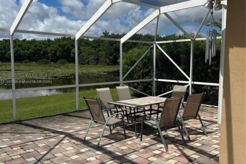 Снять в аренду виллу или дом в Уэстон, Флорида 3 спальни, 125.7м2, № 1941506 - фото 8