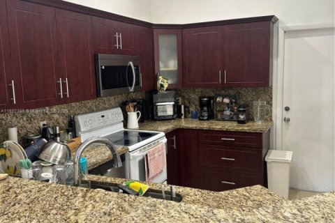 Снять в аренду виллу или дом в Уэстон, Флорида 3 спальни, 125.7м2, № 1941506 - фото 2