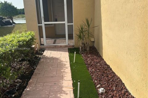 Снять в аренду виллу или дом в Уэстон, Флорида 3 спальни, 125.7м2, № 1941506 - фото 16