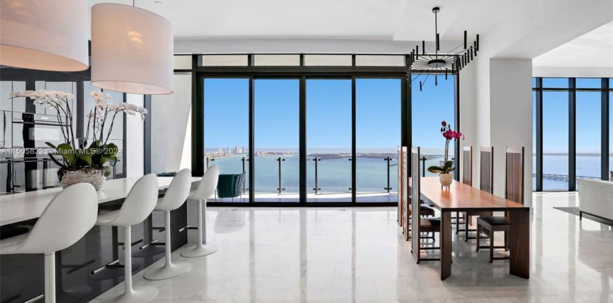 Condo in Miami, Florida, 3 bedrooms  № 2009747