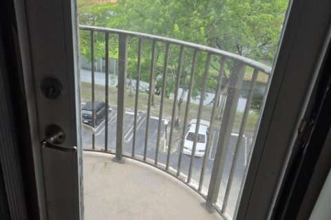 Condo in Coral Springs, Florida, 1 bedroom  № 2400026 - photo 3