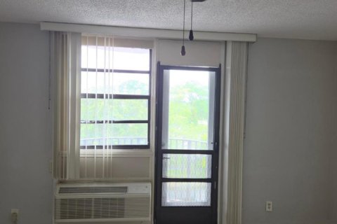 Condo in Coral Springs, Florida, 1 bedroom  № 2400026 - photo 9