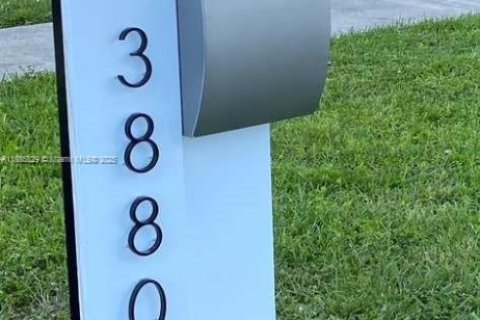 Villa ou maison à vendre à Miami Gardens, Floride: 3 chambres, 230.12 m2 № 1932924 - photo 1