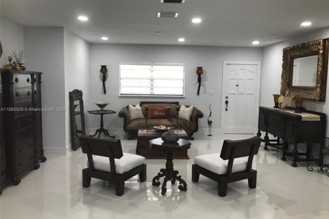 Villa ou maison à vendre à Miami Gardens, Floride: 3 chambres, 230.12 m2 № 1932924 - photo 10