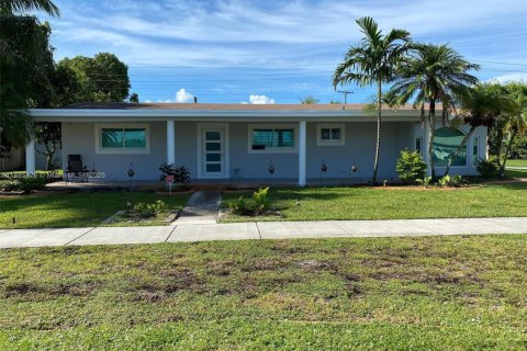 Villa ou maison à vendre à Miami Gardens, Floride: 3 chambres, 230.12 m2 № 1932924 - photo 2