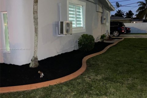 Villa ou maison à vendre à Miami Gardens, Floride: 3 chambres, 230.12 m2 № 1932924 - photo 4