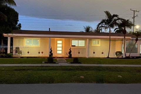 Villa ou maison à vendre à Miami Gardens, Floride: 3 chambres, 230.12 m2 № 1932924 - photo 3