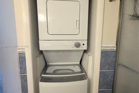 Condo in Weston, Florida, 2 bedrooms  № 2030487 - photo 15