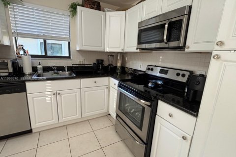 Condo in Weston, Florida, 2 bedrooms  № 2030487 - photo 2