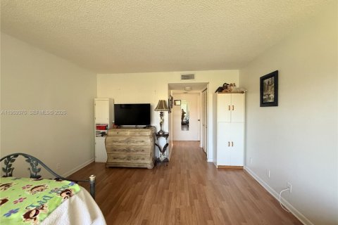 Condo in Weston, Florida, 2 bedrooms  № 2030487 - photo 17