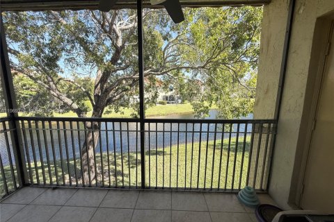 Condo in Weston, Florida, 2 bedrooms  № 2030487 - photo 12