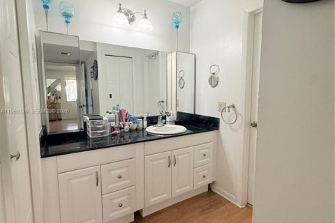 Condo in Weston, Florida, 2 bedrooms  № 2030487 - photo 19