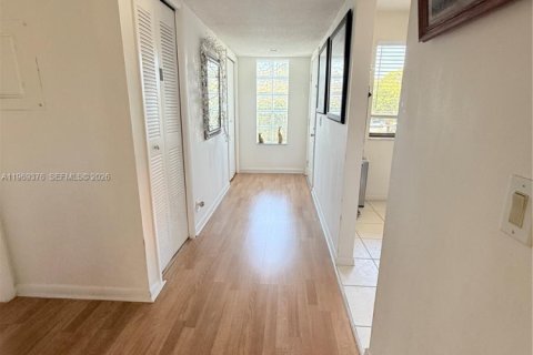 Condo in Weston, Florida, 2 bedrooms  № 2030487 - photo 9