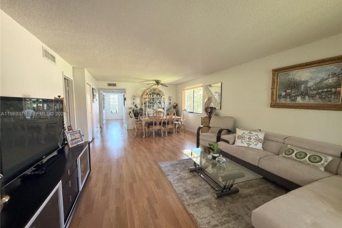Condo in Weston, Florida, 2 bedrooms  № 2030487 - photo 7