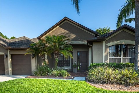 House in Land O' Lakes, Florida 5 bedrooms, 324.32 sq.m. № 2222240 - photo 4