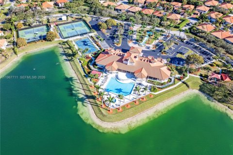 Villa ou maison à vendre à Cutler Bay, Floride: 5 chambres, 438.22 m2 № 2029740 - photo 16