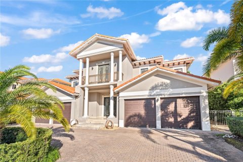 Villa ou maison à vendre à Cutler Bay, Floride: 5 chambres, 438.22 m2 № 2029740 - photo 4