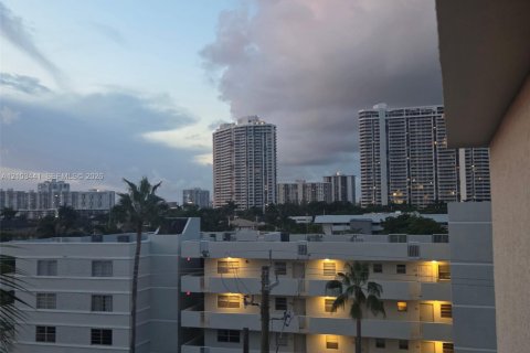 Condominio en alquiler en North Miami Beach, Florida, 1 dormitorio, 64.1 m2 № 2410894 - foto 3
