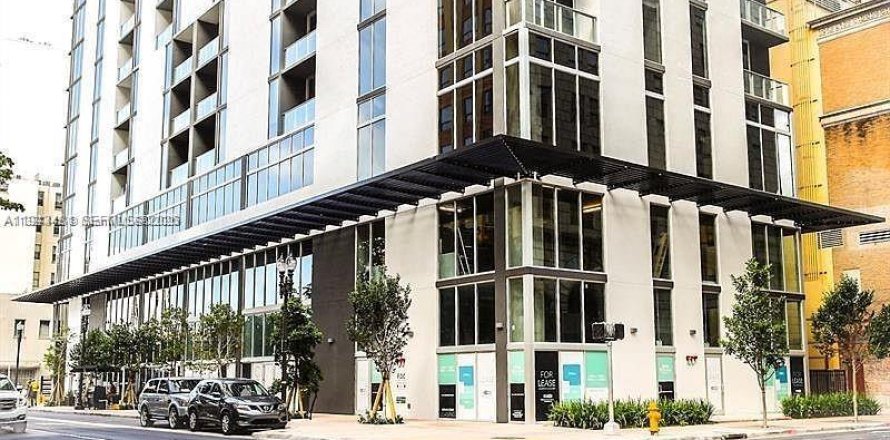 Condo in Miami, Florida, 2 bedrooms № 2000497