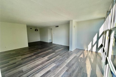 Condo in Daytona Beach, Florida, 2 bedrooms № 2110432 - photo 15