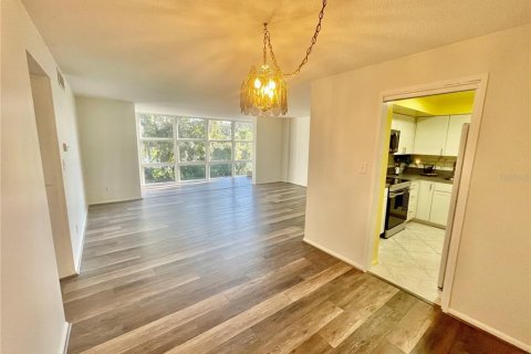 Condo in Daytona Beach, Florida, 2 bedrooms № 2110432 - photo 17