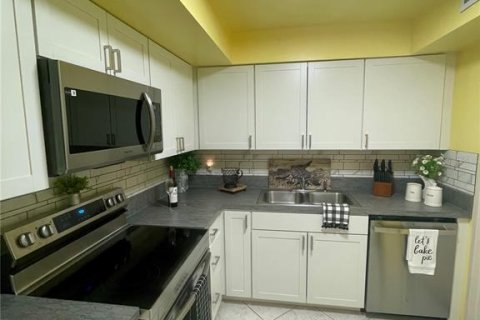 Condo in Daytona Beach, Florida, 2 bedrooms № 2110432 - photo 25