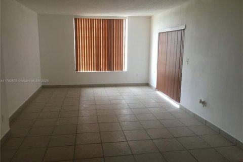 Copropriété à louer à North Miami, Floride: 2 chambres, 95.22 m2 № 1940247 - photo 2