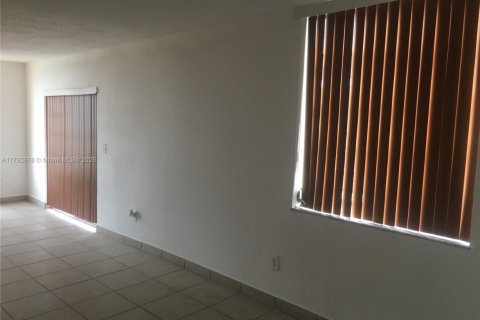 Copropriété à louer à North Miami, Floride: 2 chambres, 95.22 m2 № 1940247 - photo 3