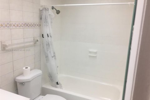Copropriété à louer à North Miami, Floride: 2 chambres, 95.22 m2 № 1940247 - photo 17