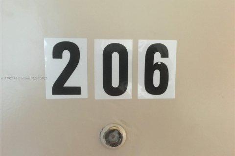 Copropriété à louer à North Miami, Floride: 2 chambres, 95.22 m2 № 1940247 - photo 1