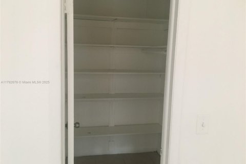 Copropriété à louer à North Miami, Floride: 2 chambres, 95.22 m2 № 1940247 - photo 11