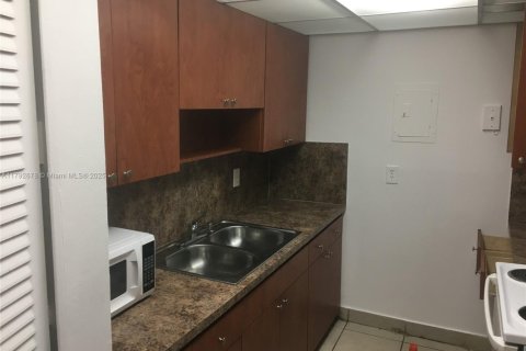 Copropriété à louer à North Miami, Floride: 2 chambres, 95.22 m2 № 1940247 - photo 5