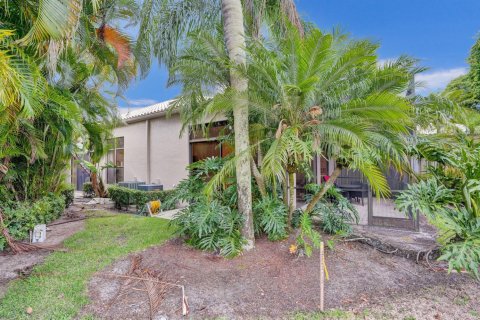 Снять в аренду виллу или дом в Лейк-Уорт, Флорида 3 спальни, 211.63м2, № 1216209 - фото 1