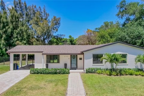 Casa en Coral Gables, Florida 4 dormitorios, 119.84 m2 № 2090134