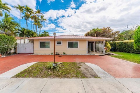 House in South Miami, Florida 3 bedrooms, 182.83 sq.m. № 2017659