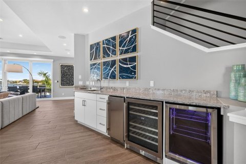 House in Treasure Island, Florida 4 bedrooms, 397.06 sq.m. № 2395878 - photo 27